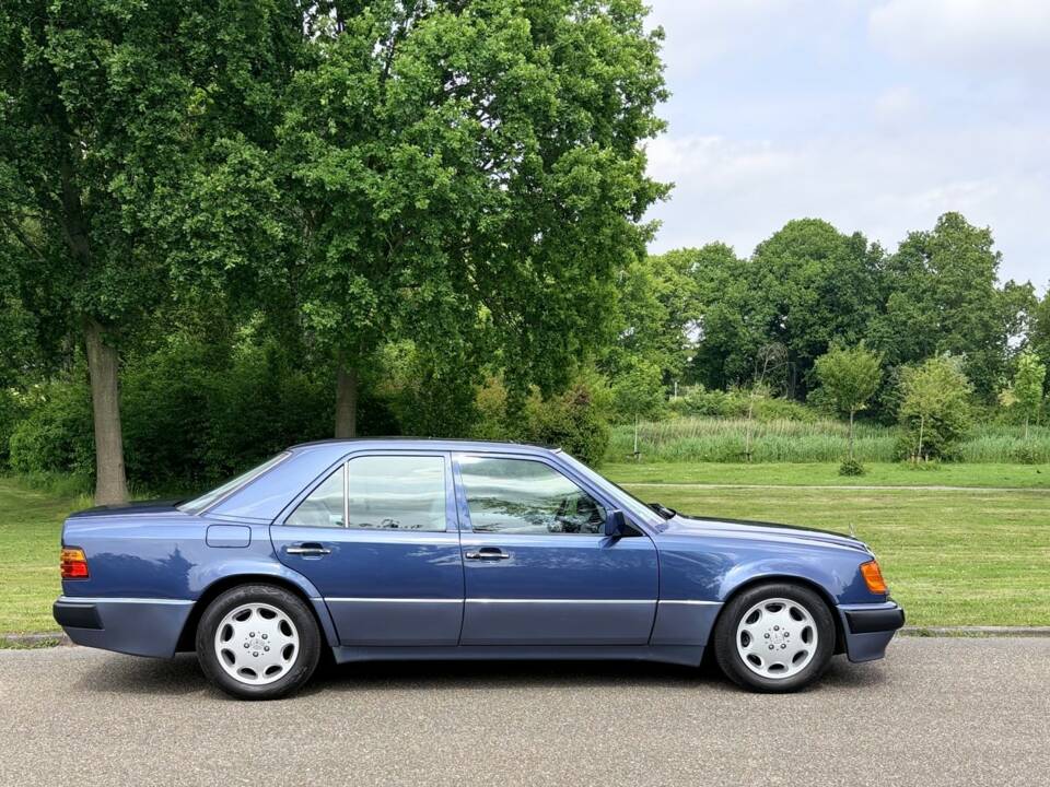 Image 14/25 of Mercedes-Benz 500 E (1993)