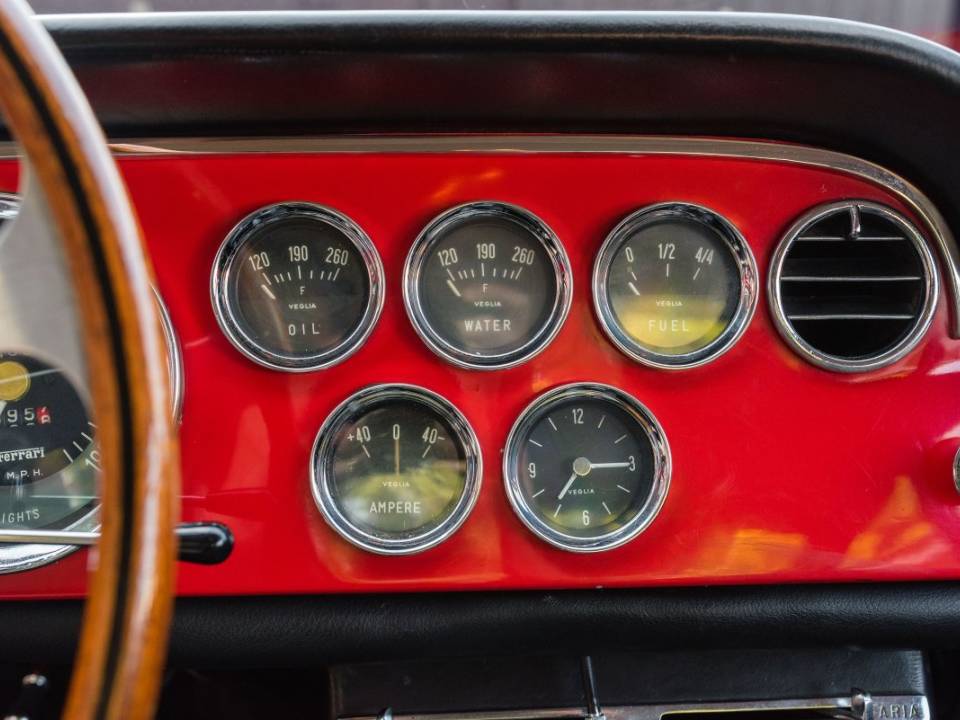 Image 37/50 of Ferrari 250 GTE (1963)