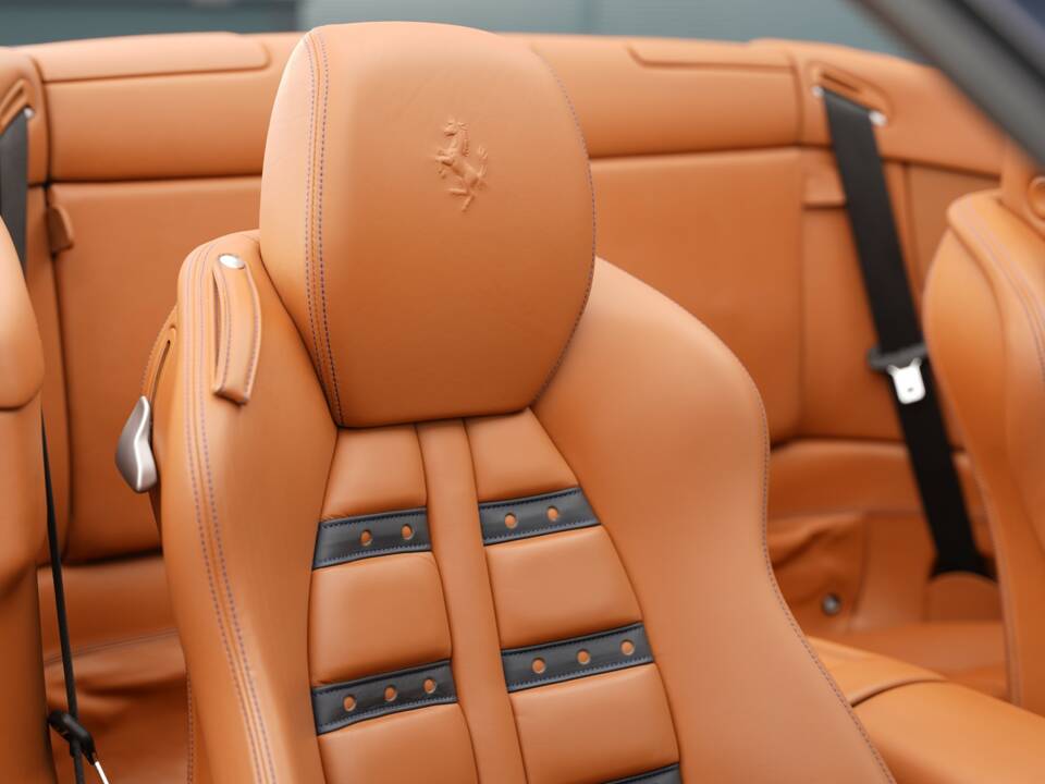 Image 17/50 de Ferrari California (2012)
