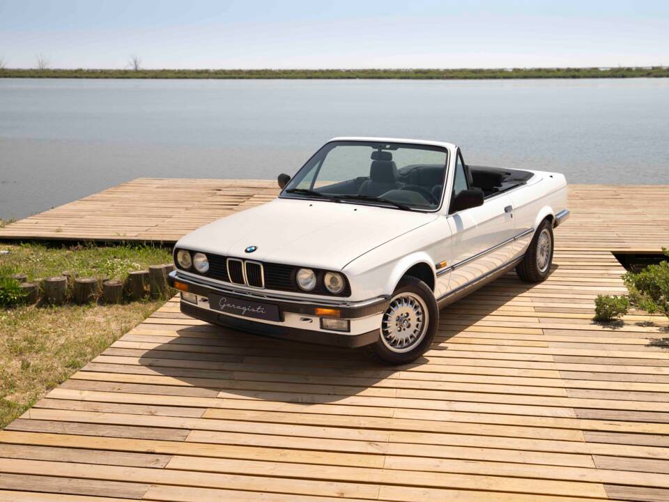 Image 8/70 of BMW 320i (1990)