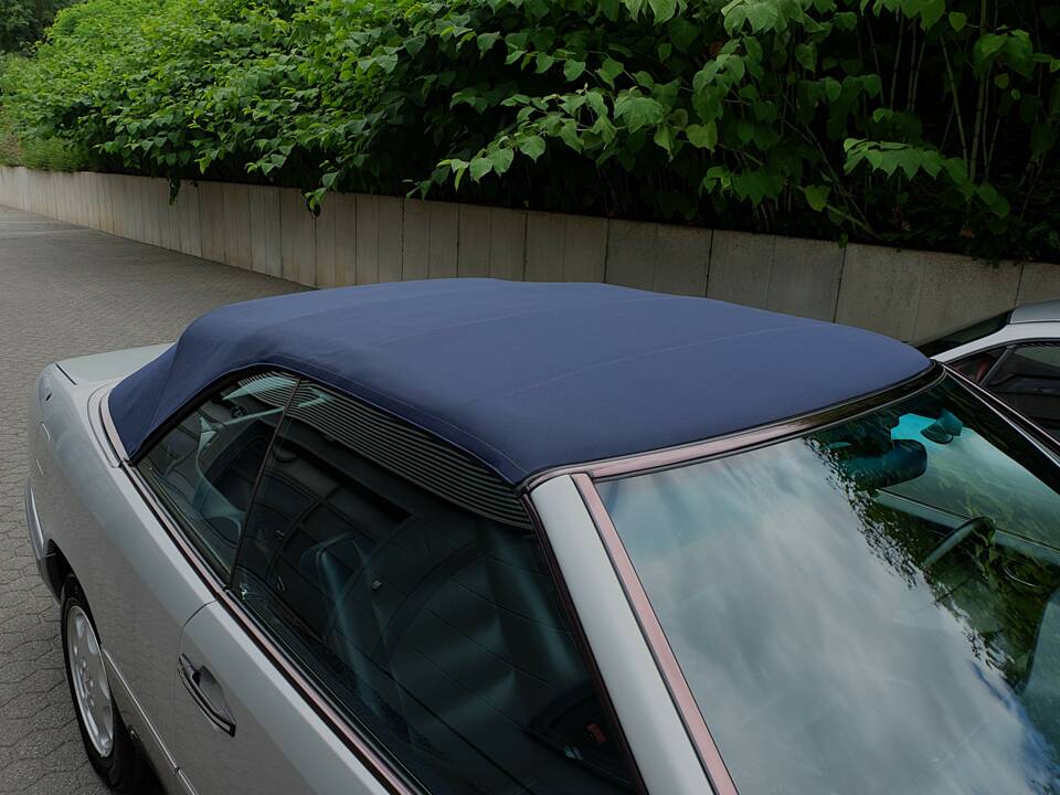 Image 64/69 of Mercedes-Benz E 320 (1994)
