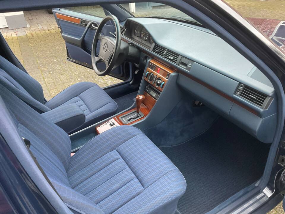Image 31/149 of Mercedes-Benz 320 TE (1993)