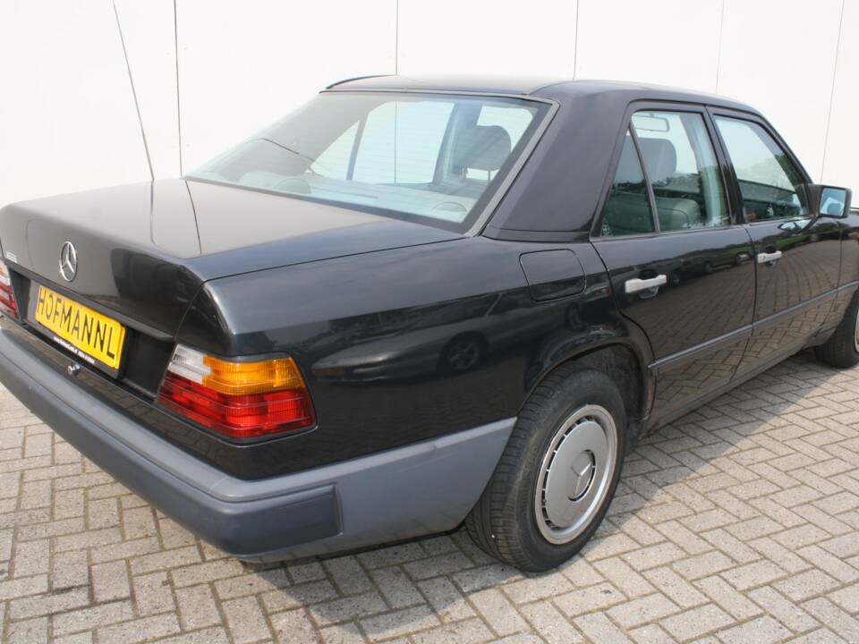 Immagine 2/13 di Mercedes-Benz 230 E (1986)