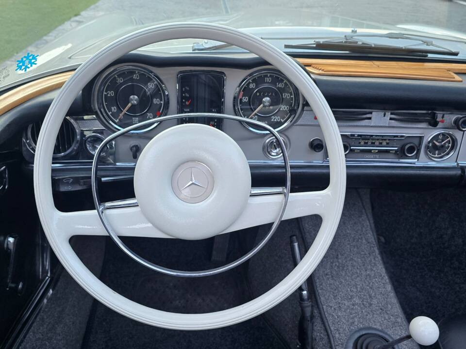 Image 9/26 de Mercedes-Benz 280 SL (1970)