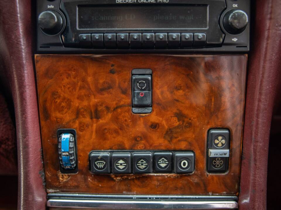 Afbeelding 38/50 van Mercedes-Benz 560 SL (1986)