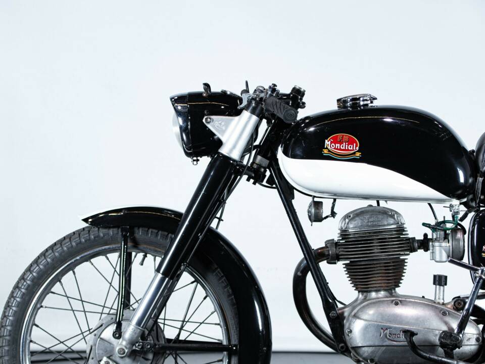 Image 32/50 of Mondial 125 (1961)