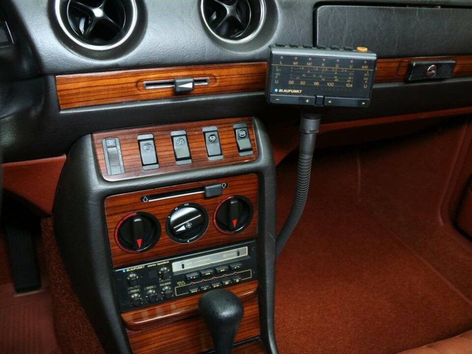 Image 18/50 of Mercedes-Benz 280 CE (1980)