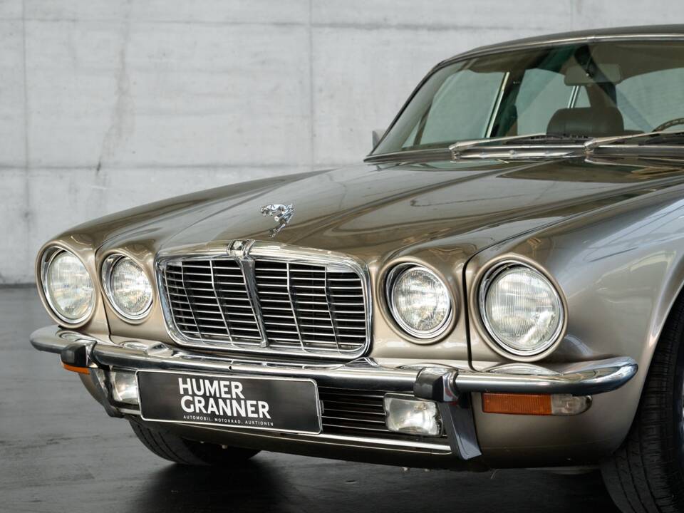 Bild 4/50 von Jaguar XJ 6 L 4.2 (1975)