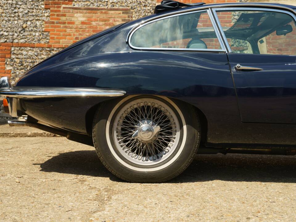 Image 15/35 de Jaguar E-Type (1968)