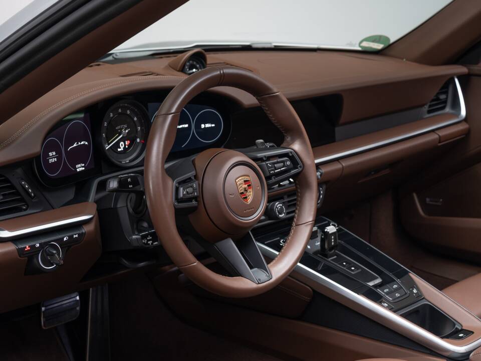 Image 16/31 de Porsche 911 Carrera 4 GTS (2024)