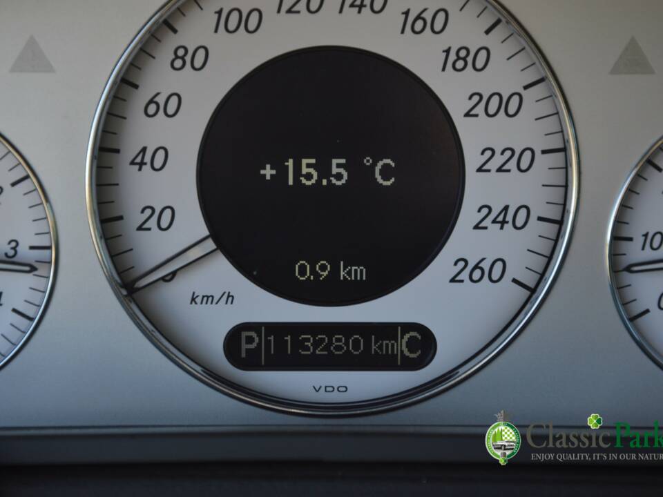 Image 35/50 of Mercedes-Benz E 500 T (2004)