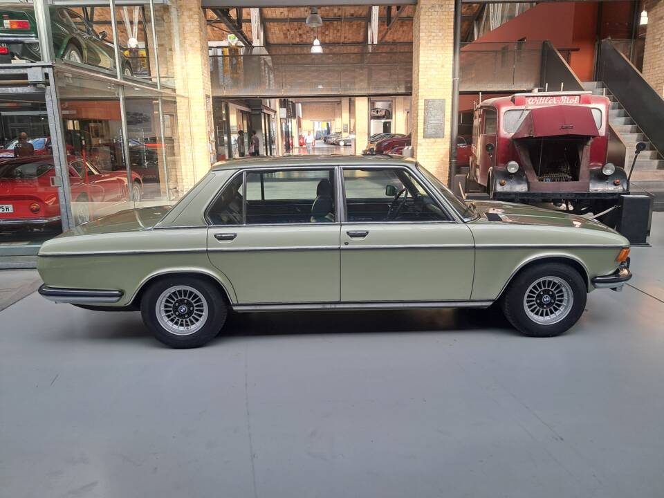 Immagine 2/39 di BMW 3,3 Li (1977)