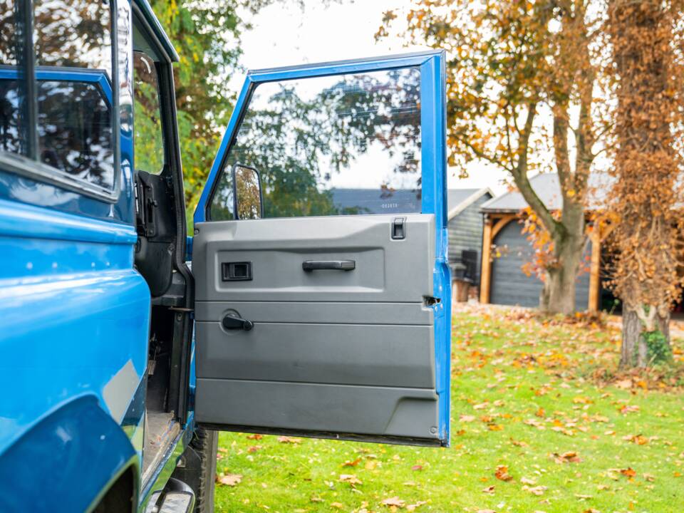 Image 39/50 of Land Rover Defender 90 "50th Anniversary" (1998)