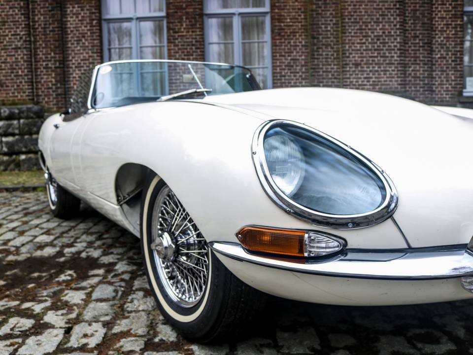 Image 21/32 of Jaguar Type E 4.2 (1966)