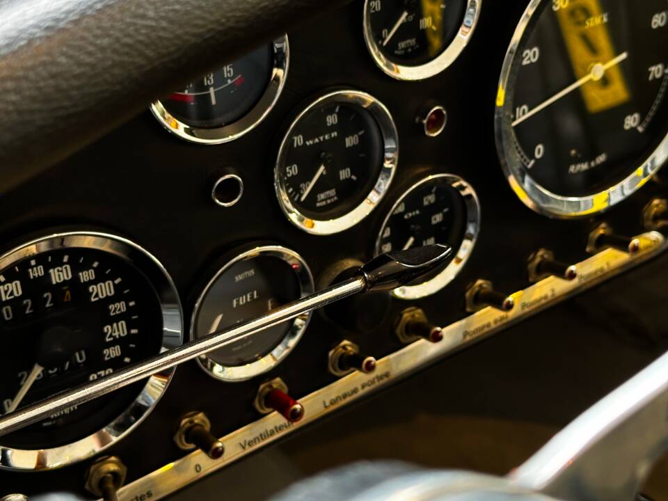 Image 25/26 of Jaguar XK 120 OTS (1952)