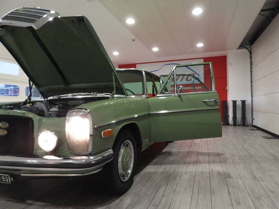 Bild 12/15 von Mercedes-Benz 200 D (1972)