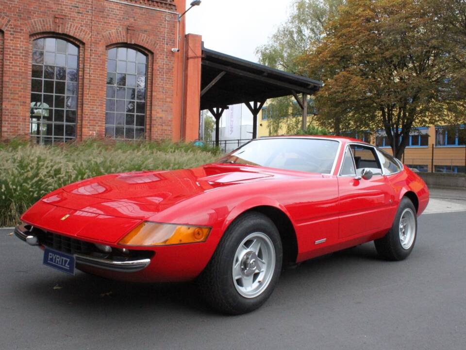 Image 1/22 of Ferrari 365 GTB&#x2F;4 Daytona (1971)