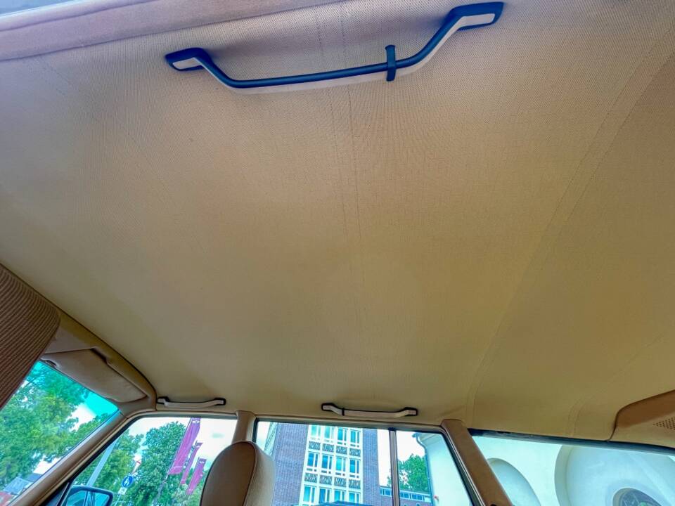 Image 31/34 of Mercedes-Benz 200 T (1983)
