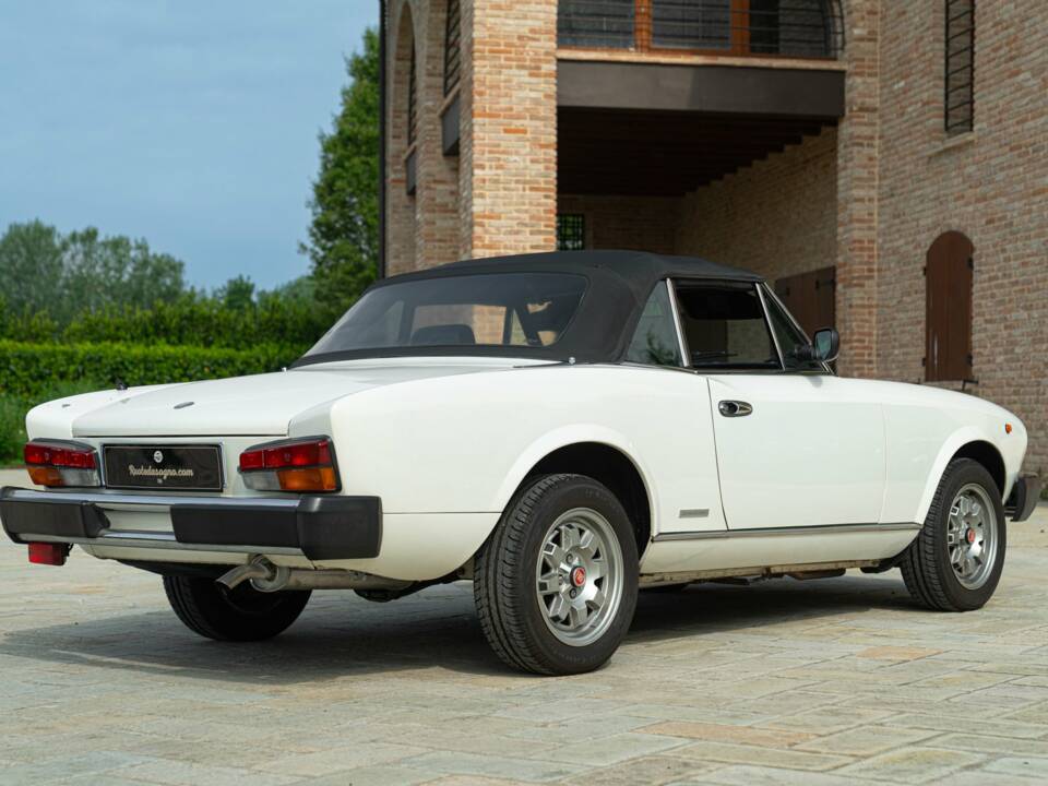 Image 12/50 of FIAT Spider 2000 Pininfarina 50th Anniversary Edition (1981)