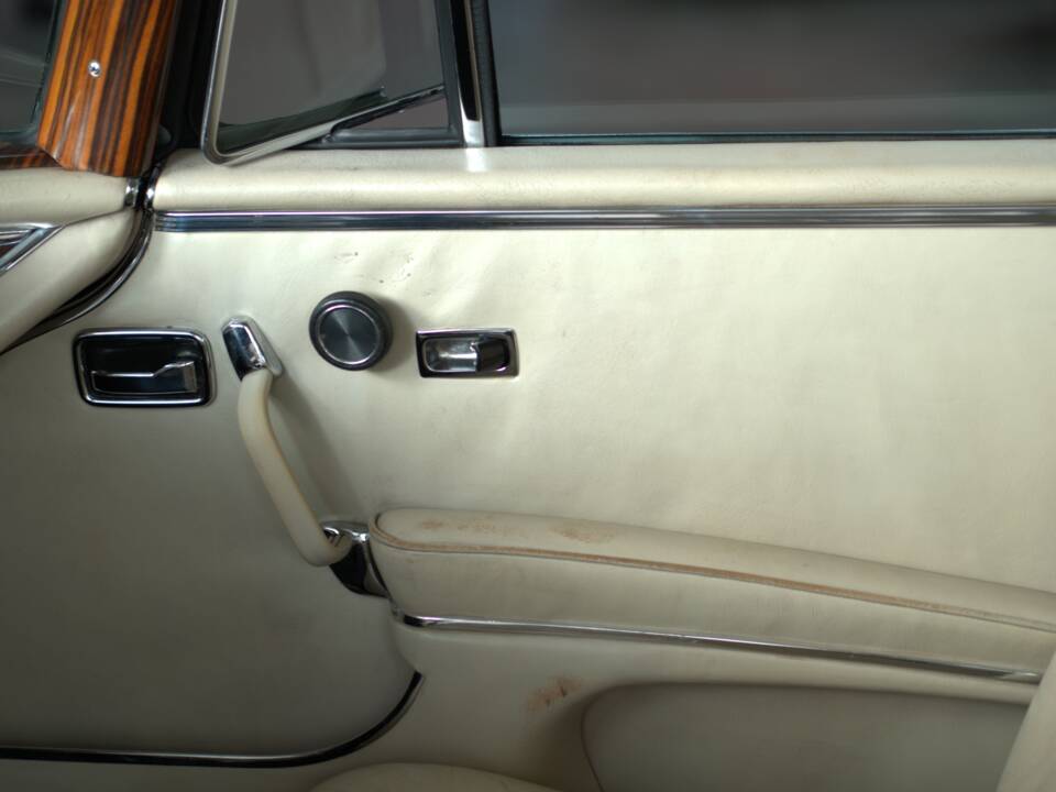 Image 31/57 of Mercedes-Benz 280 SE 3,5 (1971)