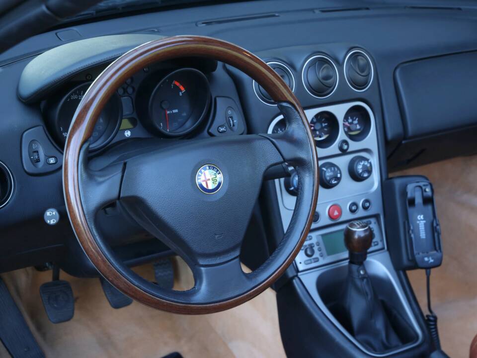 Obraz 34/50 pojazdu Alfa Romeo Spider 3.2 V6 24V (2003)