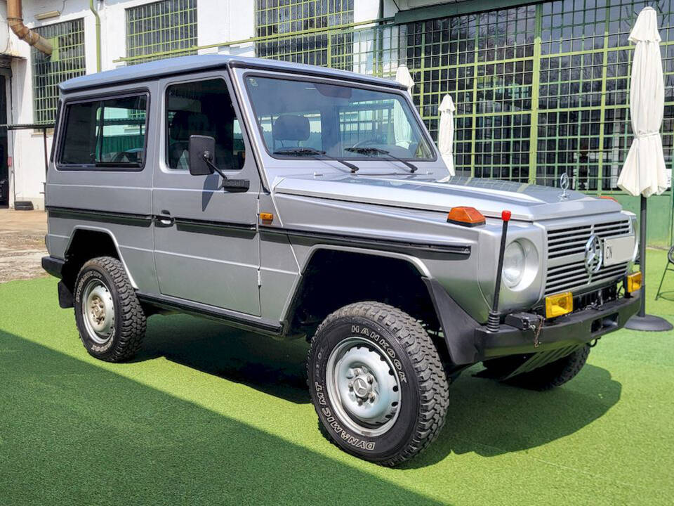 Image 8/55 of Mercedes-Benz 200 GE (SWB) (1990)