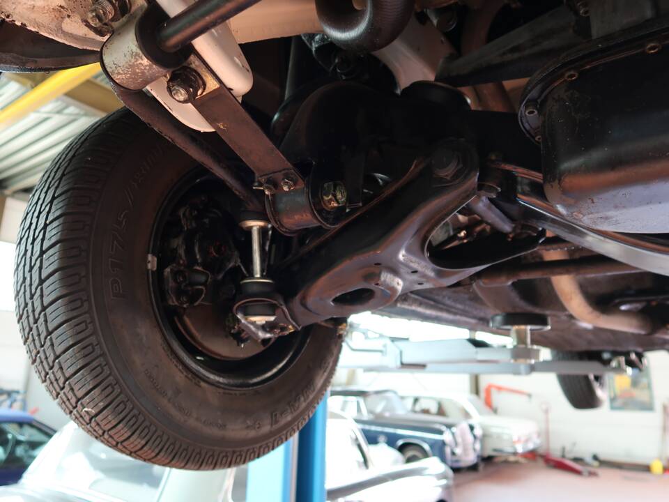 Image 26/32 of Mercedes-Benz 200 D (1966)