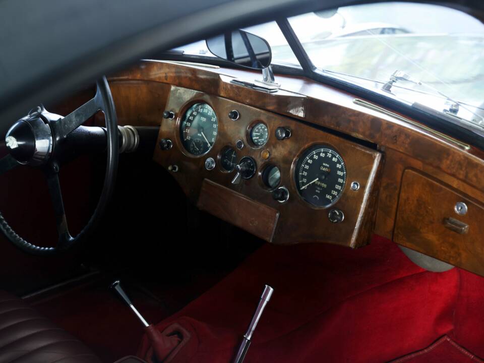 Image 18/47 de Jaguar XK 120 FHC (1954)