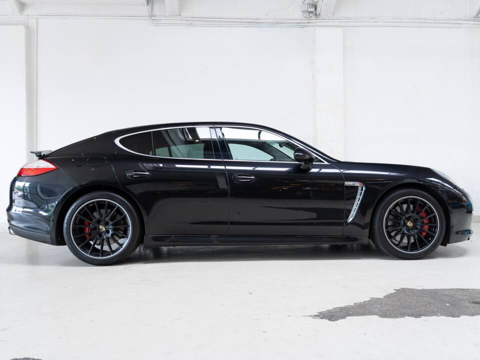 Image 4/31 of Porsche Panamera Turbo (2010)