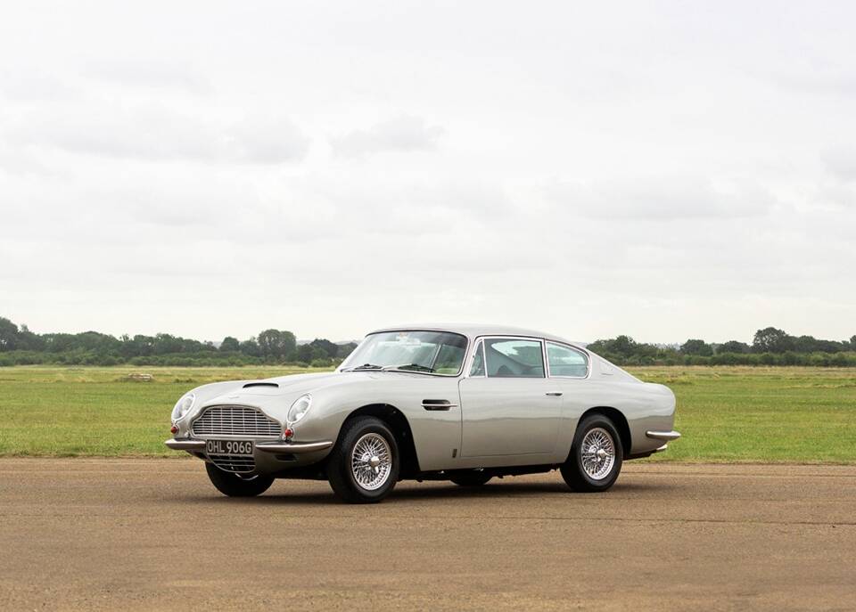 Image 2/23 of Aston Martin DB 6 (1969)