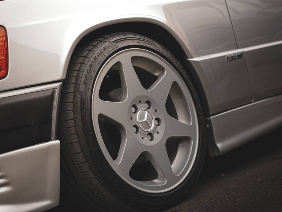 Immagine 18/49 di Mercedes-Benz 190 E (1990)