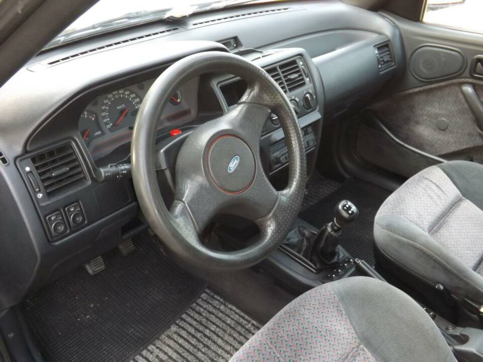 Imagen 14/50 de Ford Escort 1.8 16v (1992)