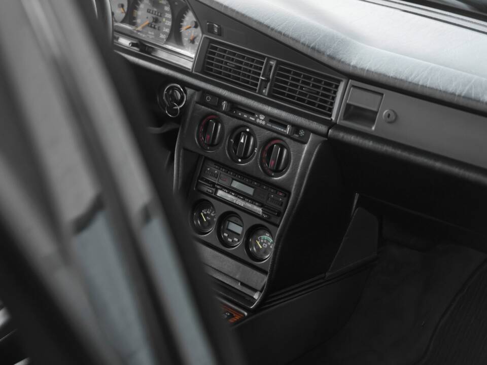 Imagen 44/50 de Mercedes-Benz 190 E 2.5-16 Evolution II (1990)