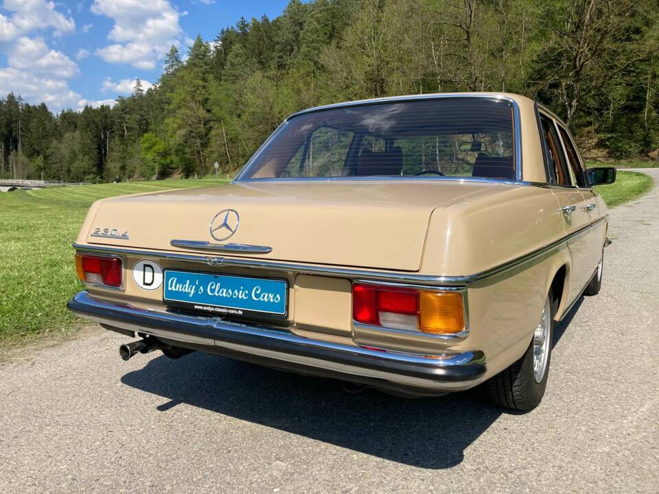 Image 5/49 de Mercedes-Benz 230&#x2F;4 (1974)