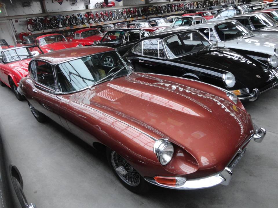 Image 11/26 de Jaguar E-Type (2+2) (1968)