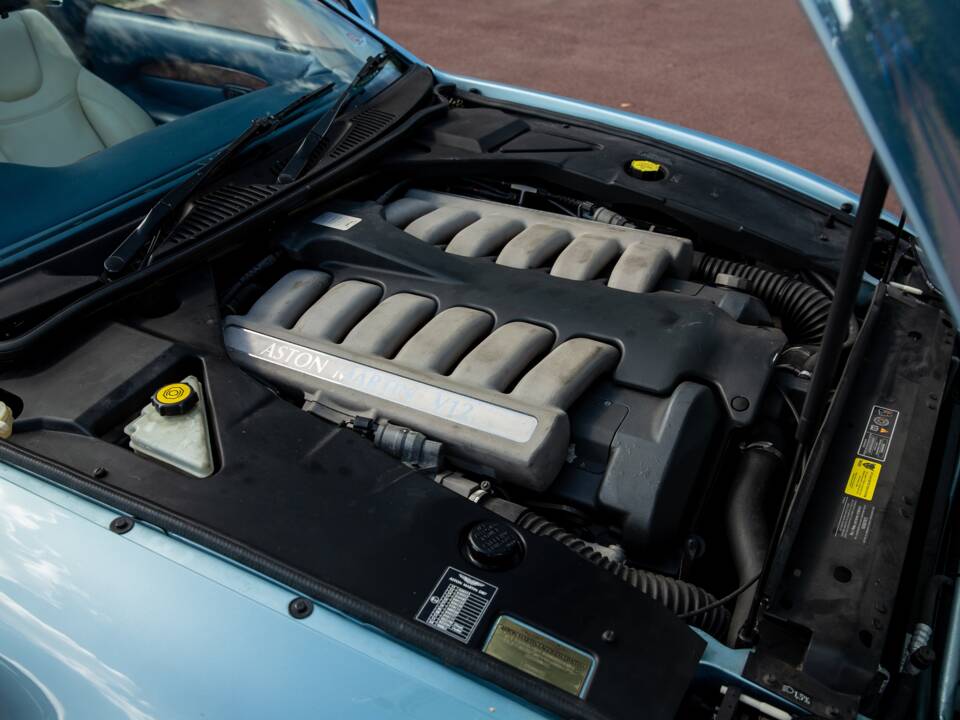 Immagine 14/46 di Aston Martin DB 7 Vantage Volante (2000)
