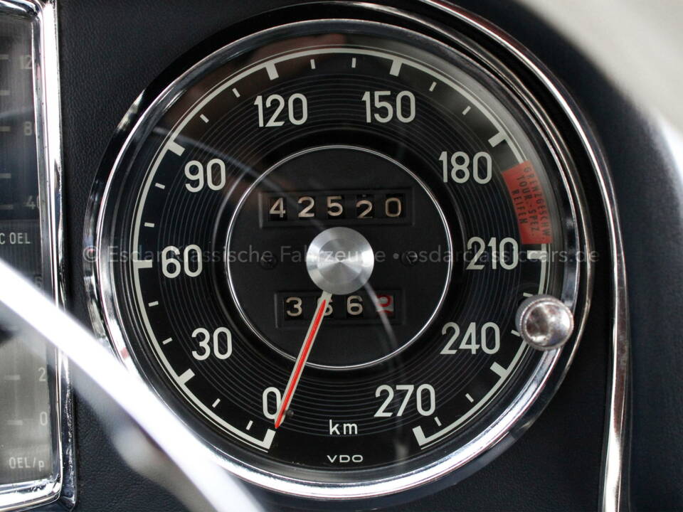 Image 24/38 de Mercedes-Benz 300 SL Roadster (1961)