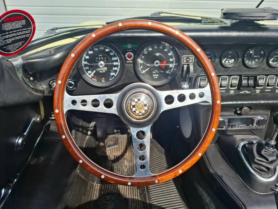 Image 6/12 de Jaguar E-Type (1969)