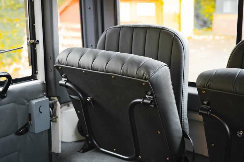 Image 28/41 of Land Rover Defender 90 "50th Anniversary" (1999)