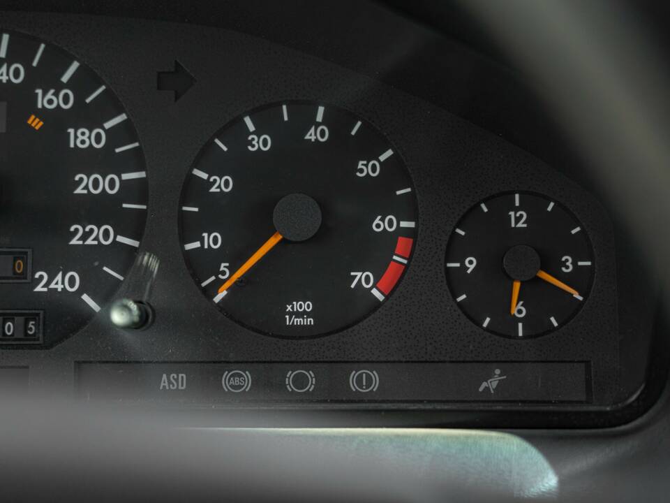 Image 43/50 of Mercedes-Benz 300 SL (1990)