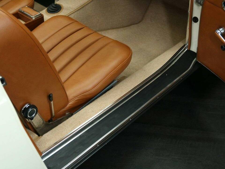 Image 26/50 of Mercedes-Benz 230 SL (1965)