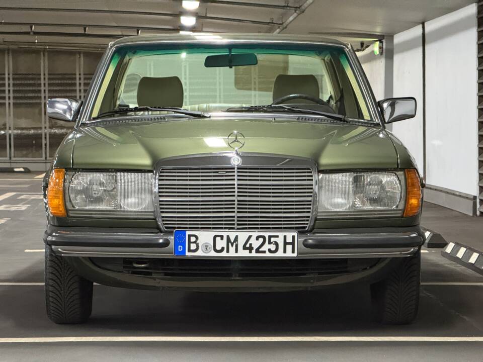 Imagen 3/13 de Mercedes-Benz 230 E (1983)