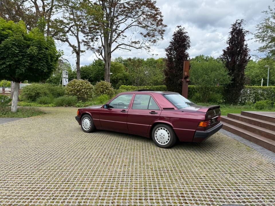 Image 3/40 of Mercedes-Benz 190 E (1982)