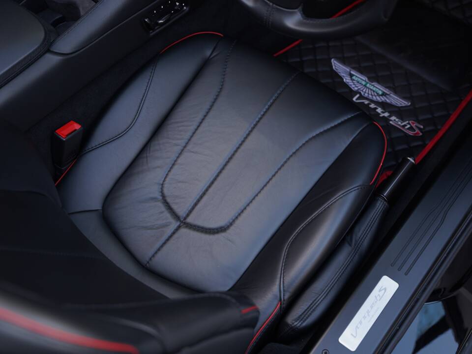 Image 19/50 of Aston Martin Vanquish S Volante (2018)