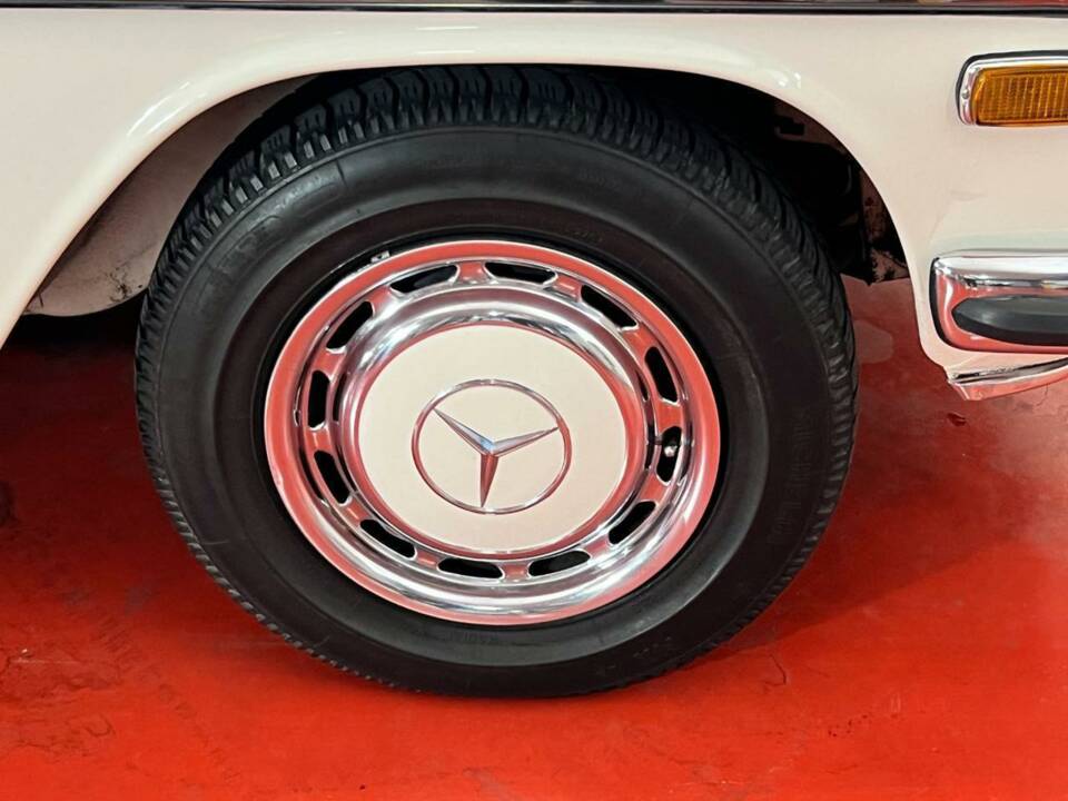 Image 18/46 of Mercedes-Benz 220 D (1972)