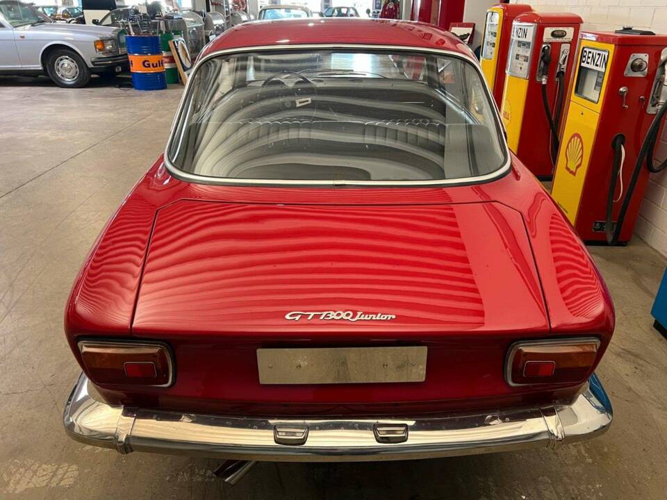 Image 16/20 of Alfa Romeo Giulia GT 1300 Junior (1971)