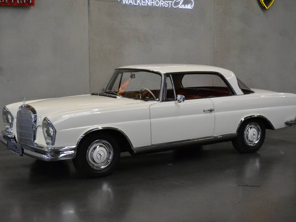 Image 17/61 de Mercedes-Benz 250 SE (1966)