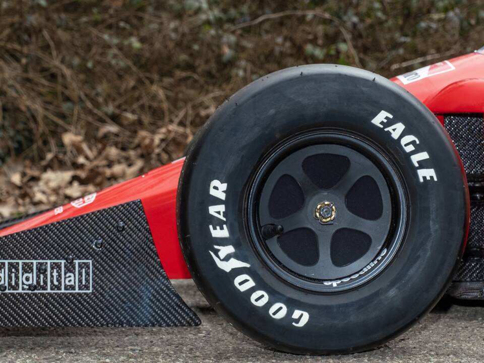 Image 32/85 of Ferrari 641 (1990)