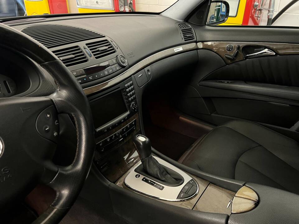 Image 9/20 of Mercedes-Benz E 500 (2002)