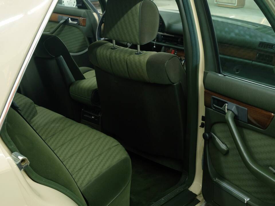 Bild 29/50 von Mercedes-Benz 280 SE (1984)